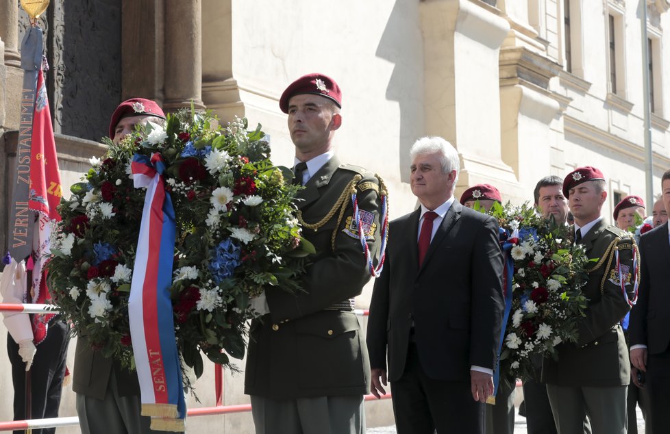 Vojáci, politici, veteráni i obyčejní lidé vzdávali úctu těm, kteří Čechy zbavili Reinharda Heydricha.