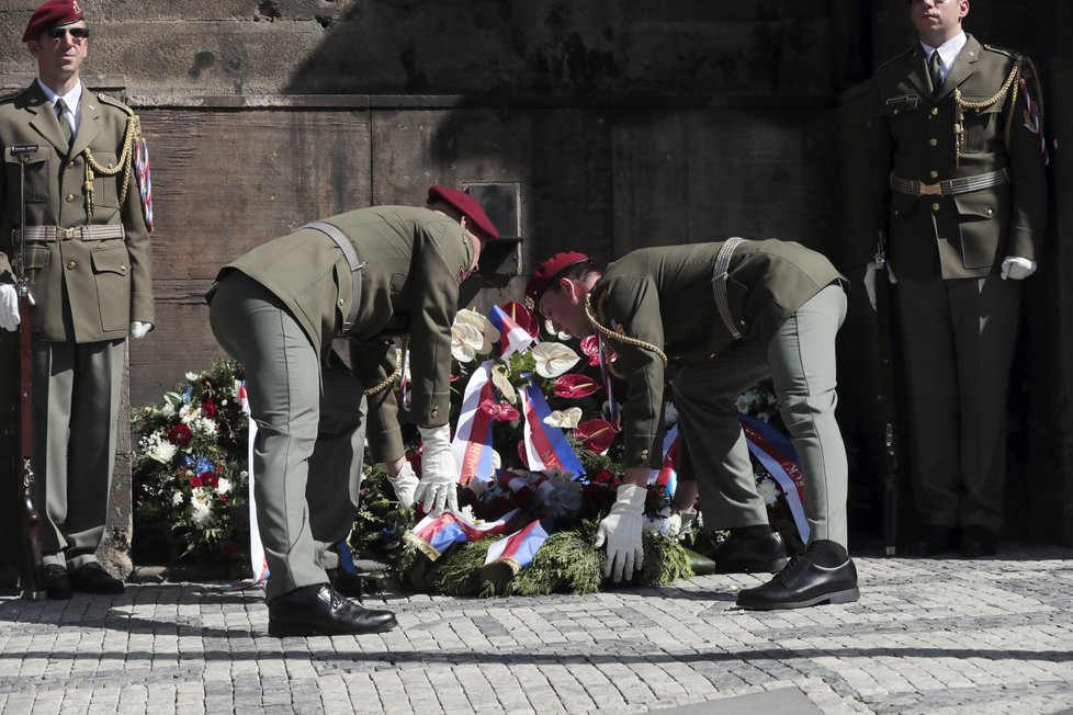 Kladení věnců ke chrámu, ve kterém nalezli smrt stateční vojáci, kteří uskutečnili atentát na zastupujícího říšského protektora Reinharda Heydricha.