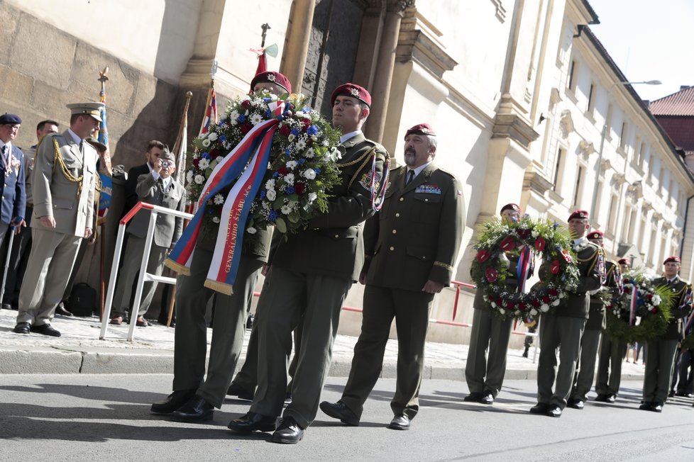 Kladení věnců ke chrámu, ve kterém nalezli smrt stateční vojáci, kteří uskutečnili atentát na zastupujícího říšského protektora Reinharda Heydricha.