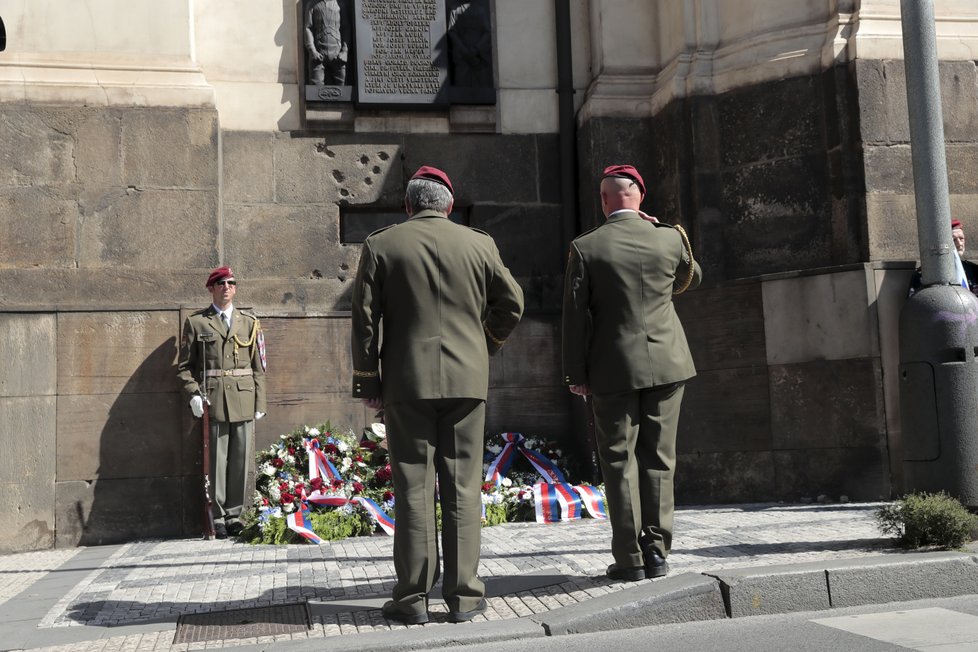 Kladení věnců ke chrámu, ve kterém nalezli smrt stateční vojáci, kteří uskutečnili atentát na zastupujícího říšského protektora Reinharda Heydricha.