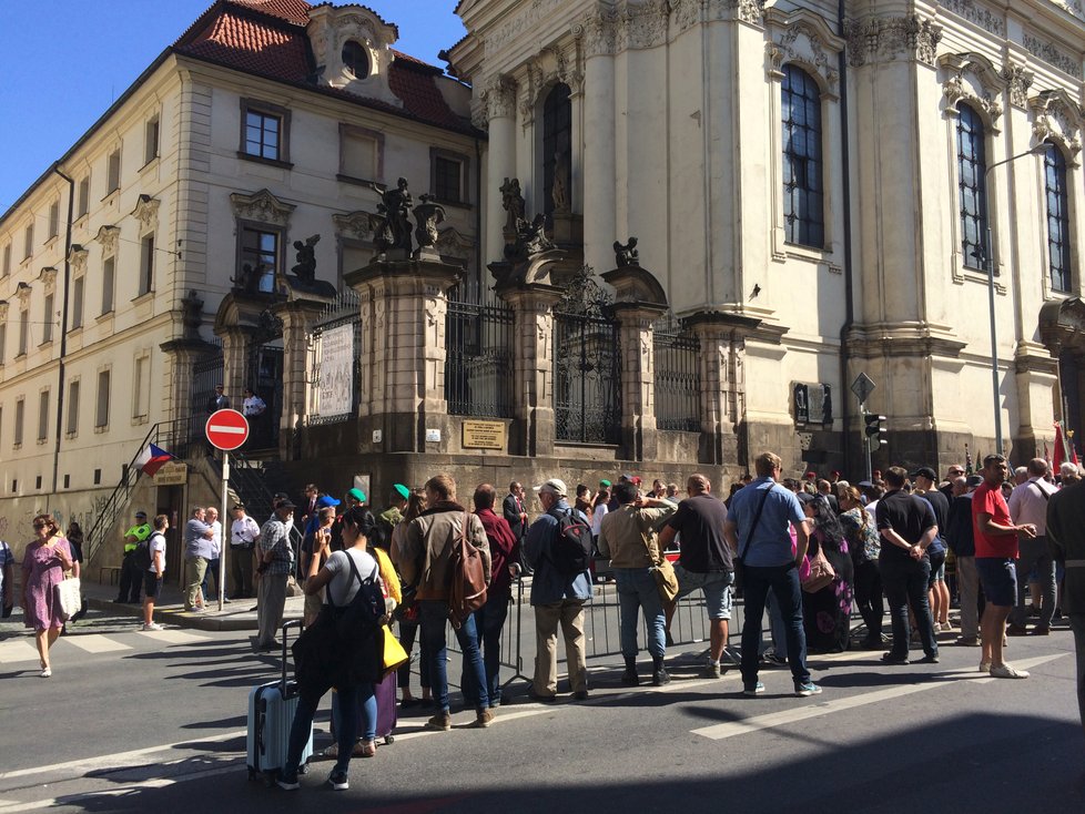 Letošní pietní akce vylákala do ulic znatelné množství lidí. Účastno bylo odhadem okolo půl druhé stovky lidí.