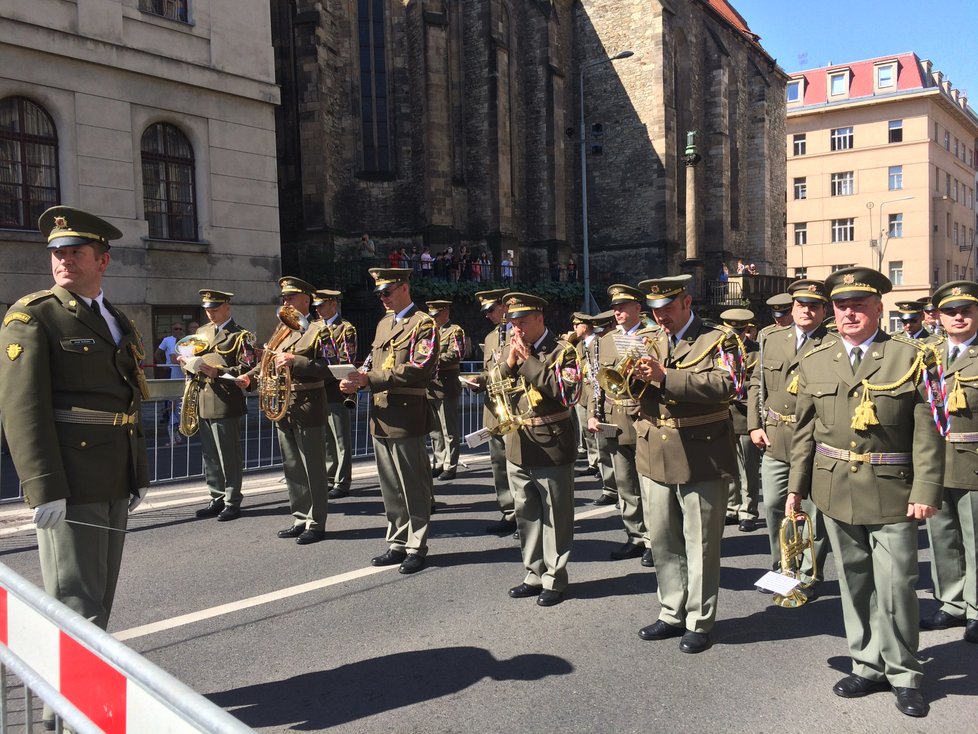 Při pietě ke skonu hrdinů, kteří se podíleli na atentátu na Heydricha, hrála hudba armádního sboru.