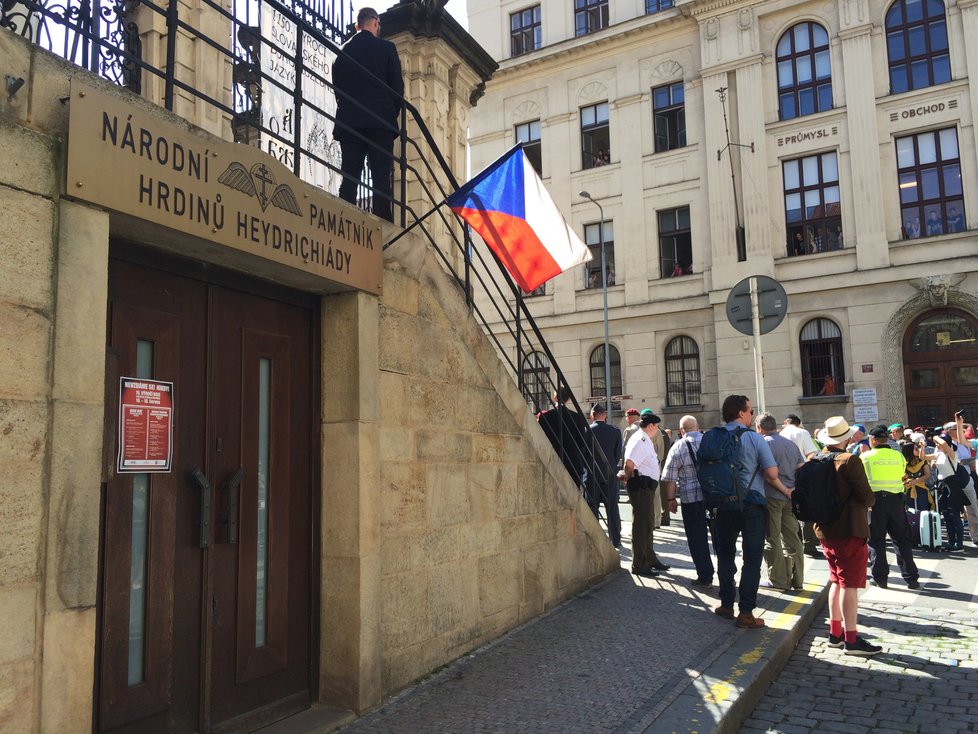 Pietní akt se konal před chrámem sv. Cyrila a Metoděje v Resslově ulici, kde sedm parašutistů svedlo svůj poslední boj.