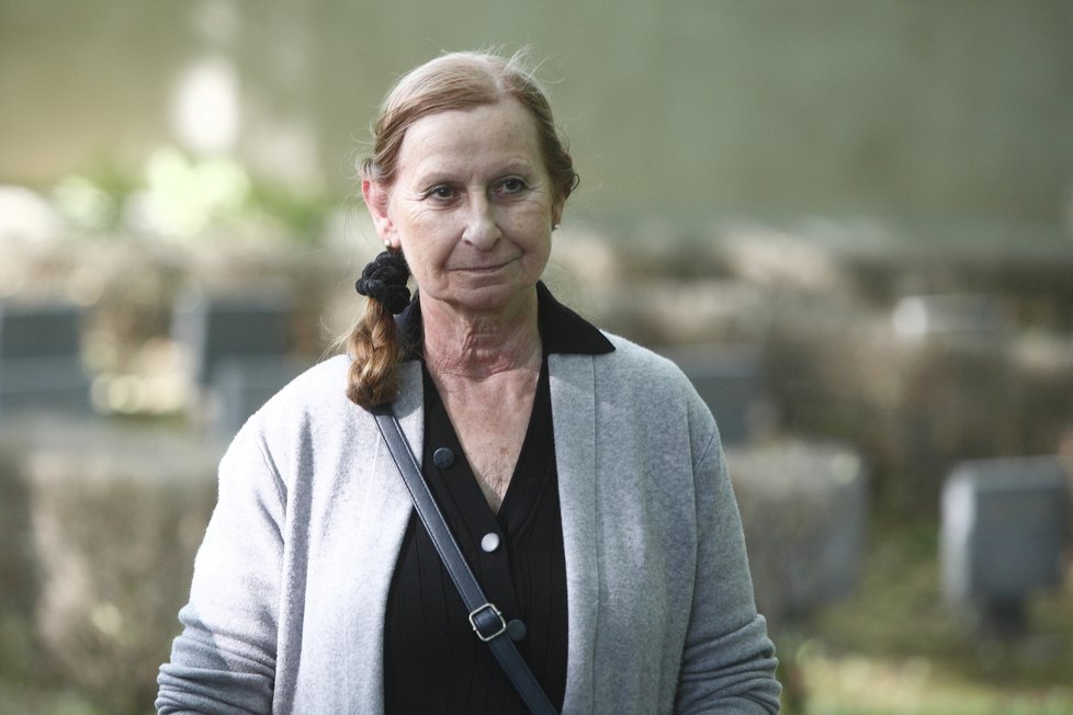 Paní Dagmar Svejkovská se své mamince narodila v pankrácké věznici. Na rozdíl od jiných, stejně bezbranných dětí, měla veliké štěstí, čehož si je dodnes vědomá.