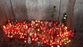 Na nádraží v Hradci Králové proběhla pieta za zavražděného 14letého Filipa.