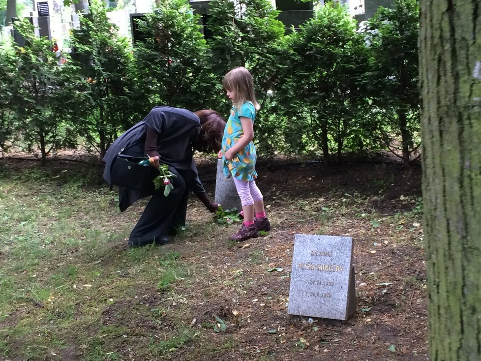 Pietní událost: Květiny k náhrobkům pokládaly i malé děti.
