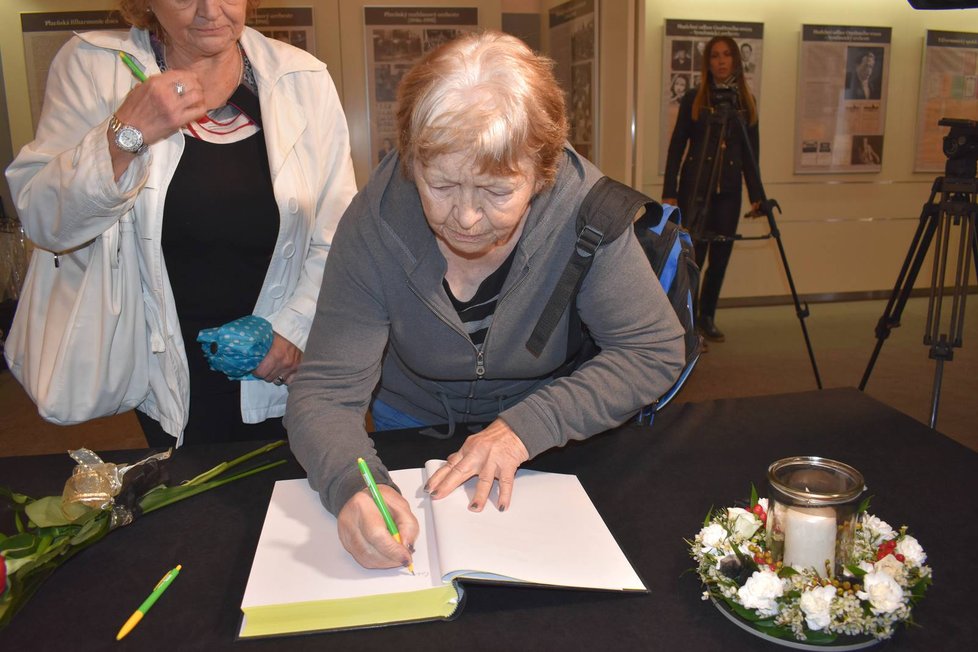 Jako první se zapsala do kondolenční knihy Plzeňanka Jana Veisová (80).