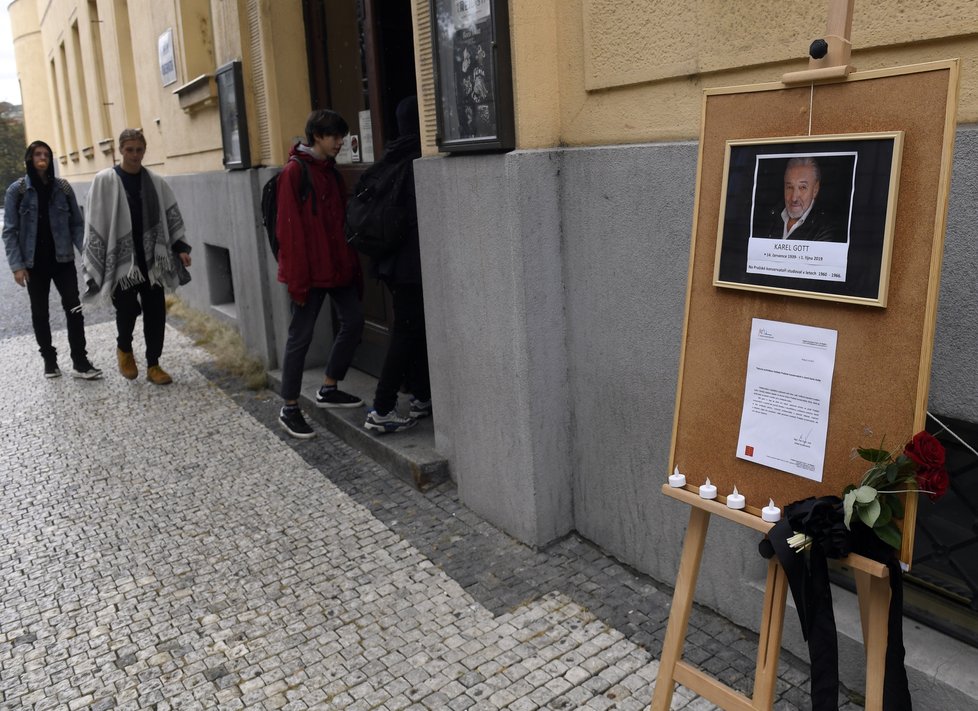 Pražská konzervatoř zřídila 3. října 2019 u své hlavní budovy za Rudolfinem v Praze pietní místo k uctění památky Karla Gotta.