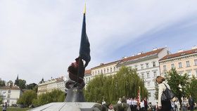 Odpoledne se 8. května konala pietní akce k uctění obětí nacismu v Praze na Klárově.