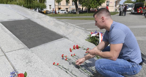 Odpoledne se 8. května konala pietní akce k uctění obětí nacismu v Praze na Klárově.