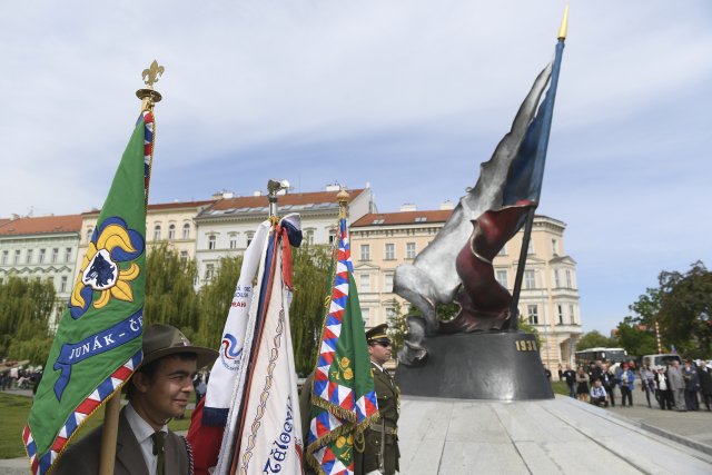 Odpoledne se 8. května konala pietní akce k uctění obětí nacismu v Praze na Klárově.