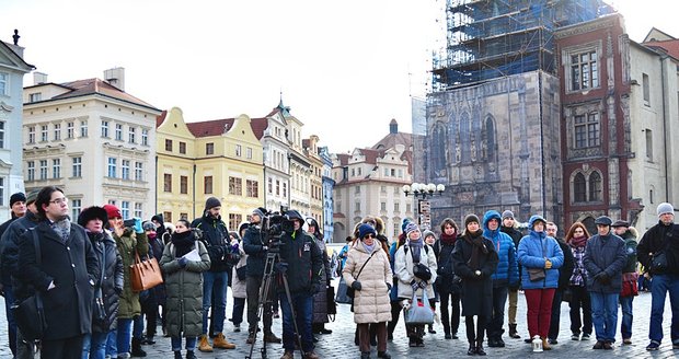 Pražané se sešli na Staroměstském náměstí v Praze, aby uctili památku všech obětí minulého režimu.