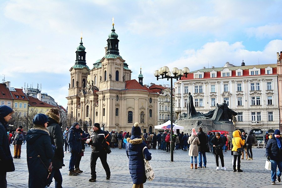 Pražané se sešli na Staroměstském náměstí v Praze, aby uctila památku všech obětí minulého režimu.