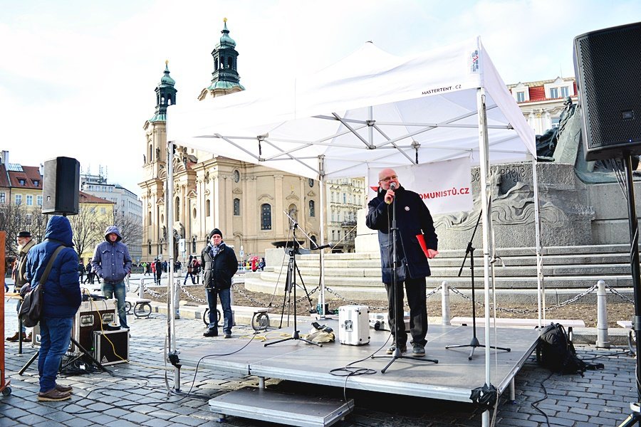 Pražané se sešli na Staroměstském náměstí v Praze, aby uctili památku všech obětí minulého režimu.