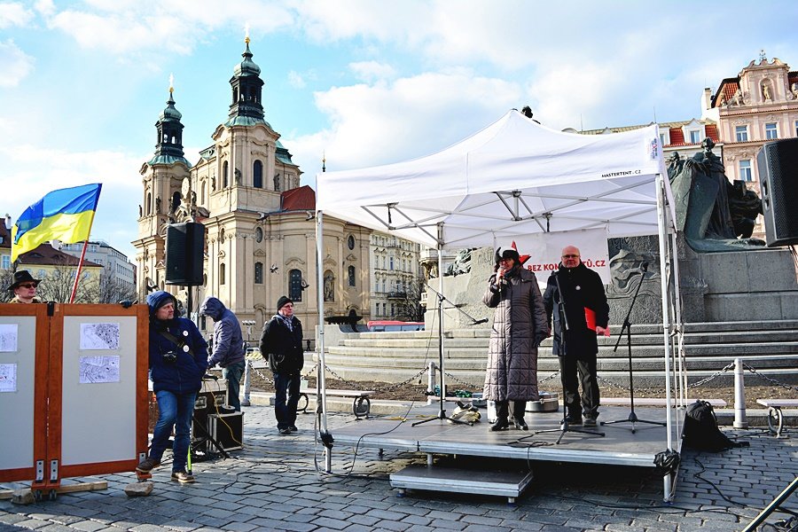 Pražané se sešli na Staroměstském náměstí v Praze, aby uctili památku všech obětí minulého režimu.