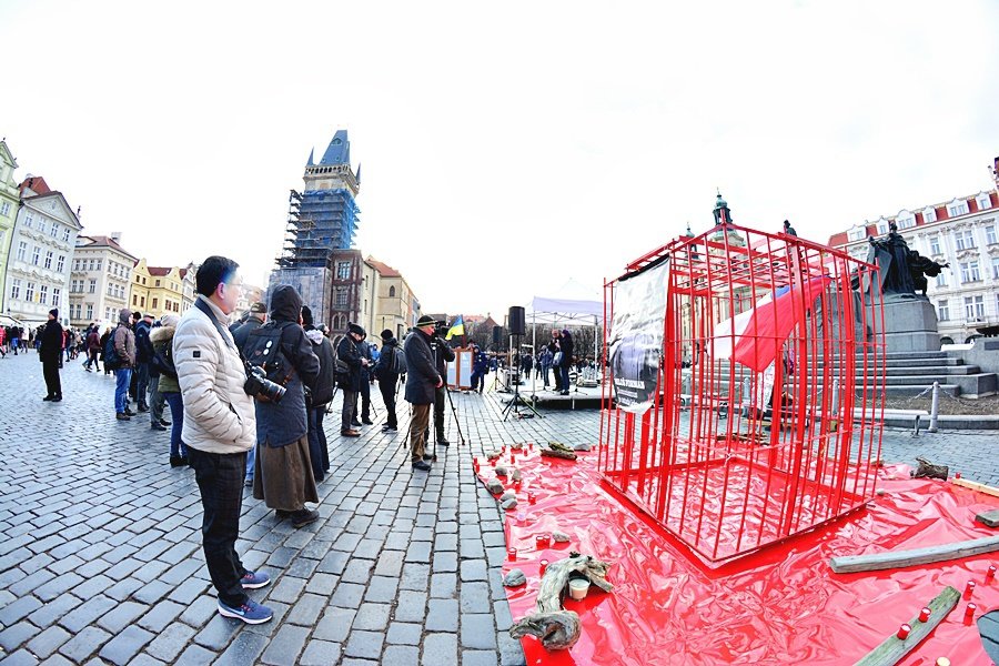 Pražané se sešli na Staroměstském náměstí v Praze, aby uctila památku všech obětí minulého režimu.