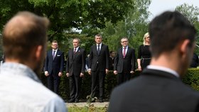 Pietní akt u příležitosti 79. výročí od vyhlazení Lidic (12. 6. 2021): Premiér Andrej Babiš (ANO) na snímku uprostřed