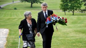 Pietní akt u příležitosti 79. výročí od vyhlazení Lidic (12. 6. 2021): Premiér Andrej Babiš (ANO) s další účastnicí