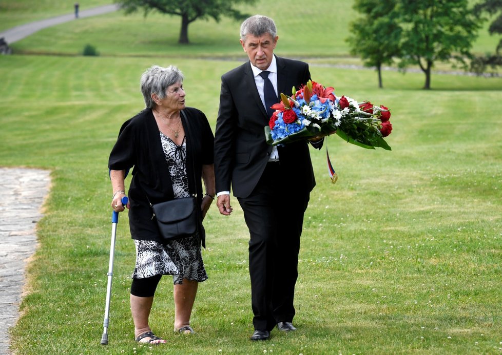 Pietní akt u příležitosti 79. výročí od vyhlazení Lidic (12. 6. 2021): Premiér Andrej Babiš (ANO) s další účastnicí