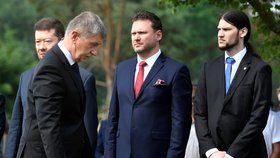 Venku bez roušek už i „natěsno“? Politici je na pietě v Lidicích odložili, Babiš řekl proč