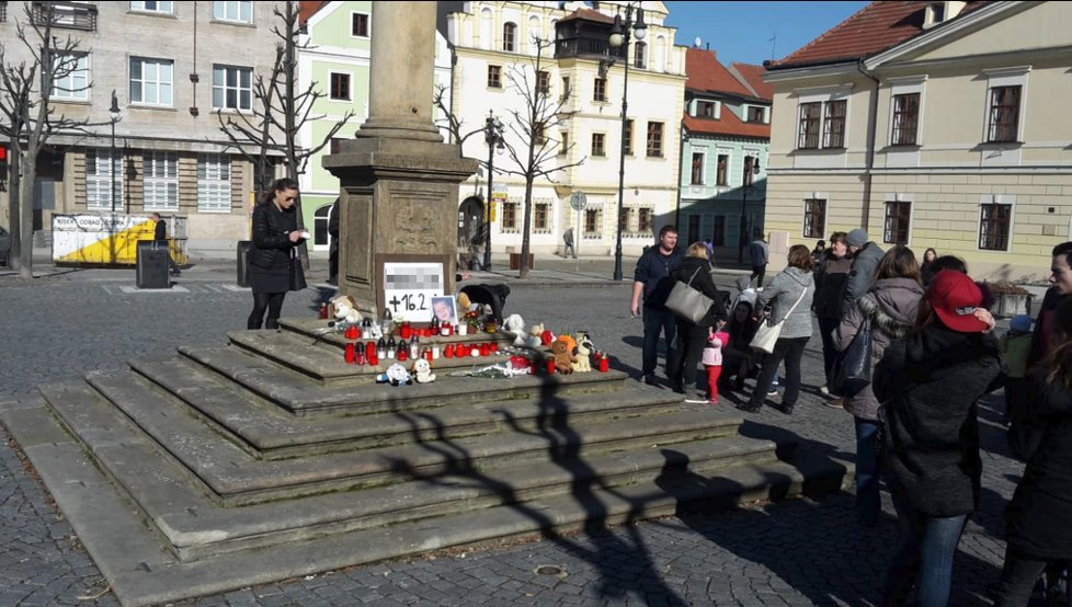 V Lounech se za utýraného chlapečka (†3) konala pieta.