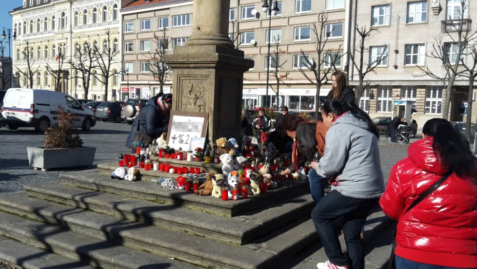 V Lounech se za utýraného chlapečka (†3) konala pieta.