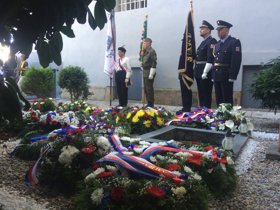 Během zhruba hodiny dlouhé ceremonie se pomník obsypal nejrůznějšími věnci a květina.