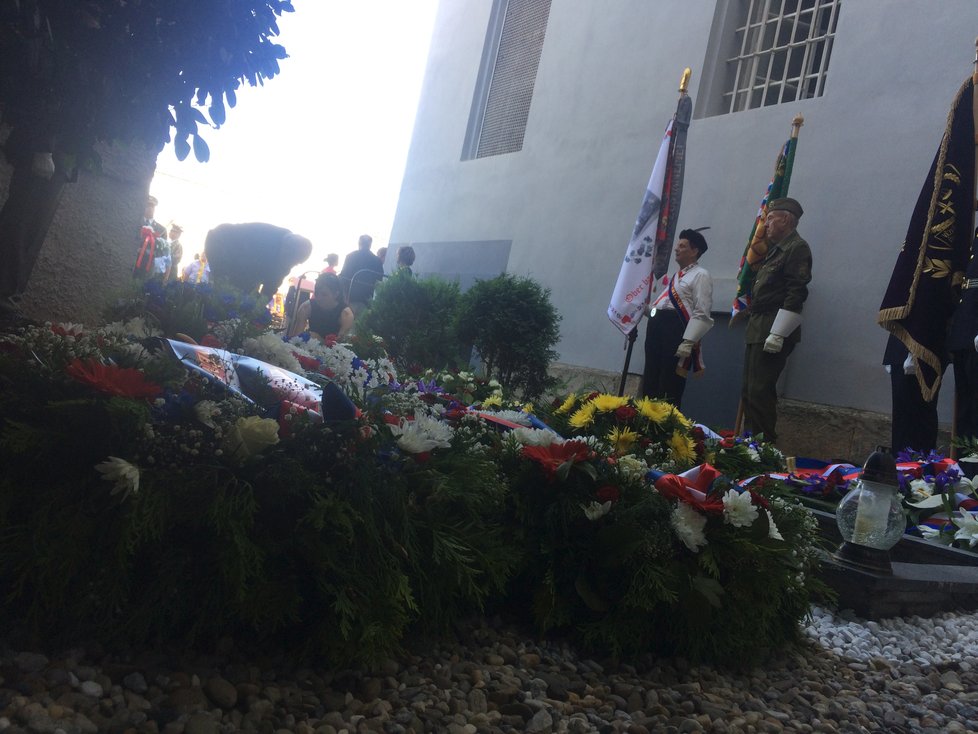 Během zhruba hodiny dlouhé ceremonie se pomník obsypal nejrůznějšími věnci a květina.