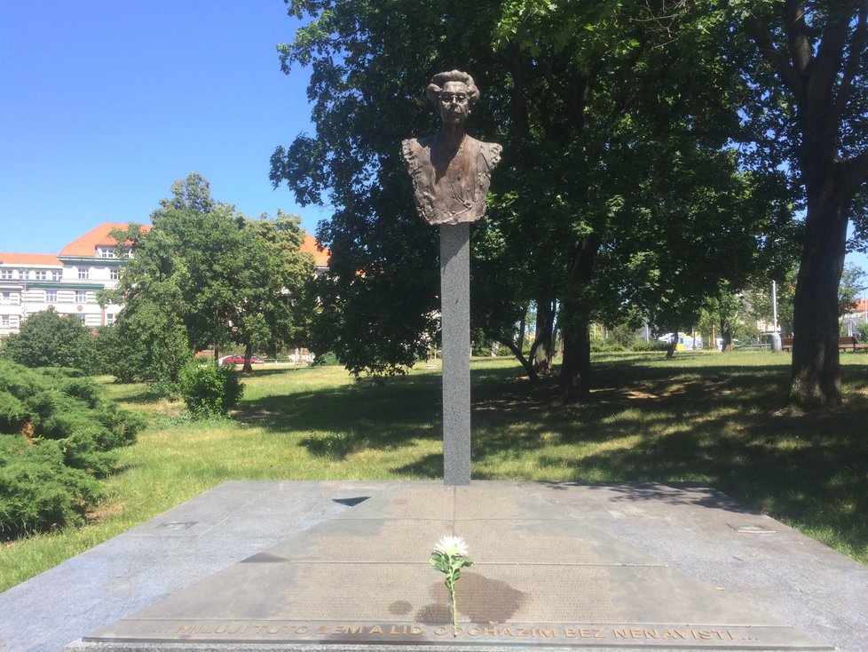 Jeden z mnoha pomníků Milady Horákové dnes nalezneme symbolicky na náměstí Hrdinů před Vrchním soudem v Praze, nedaleko pankrácké věznice, kde vydechla naposledy.