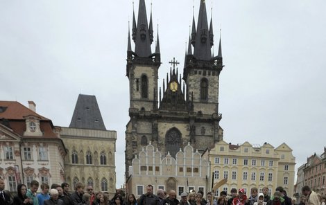 Obrovské pietní místo vyrostlo v Praze na Staroměstském náměstí. Se svíčkami tam přicházely stovky, tisíce lidí