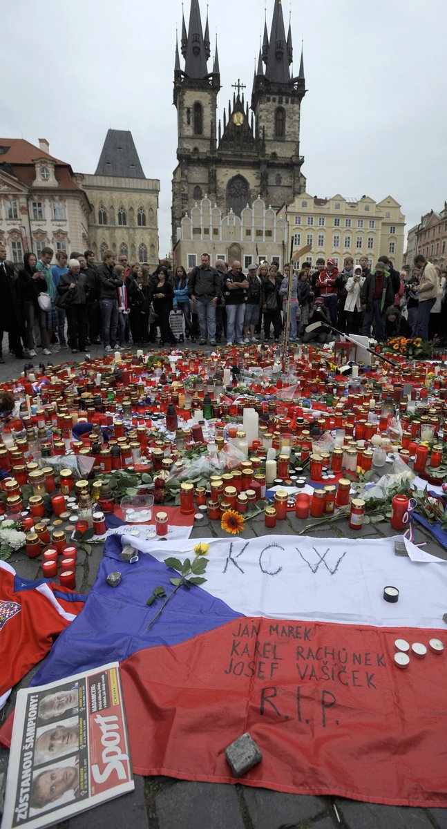 Obrovské pietní místo vyrostlo v Praze na Staroměstském náměstí. Se svíčkami tam přicházely stovky, tisíce lidí