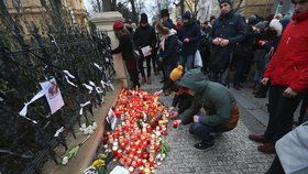 Před slovenskou ambasádu v Praze přišli lidé uctít památku zavražděného slovenského novináře a jeho přítelkyně.