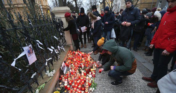 Pieta za zavražděného novináře: V Praze se před slovenskou ambasádou sešly stovky lidí