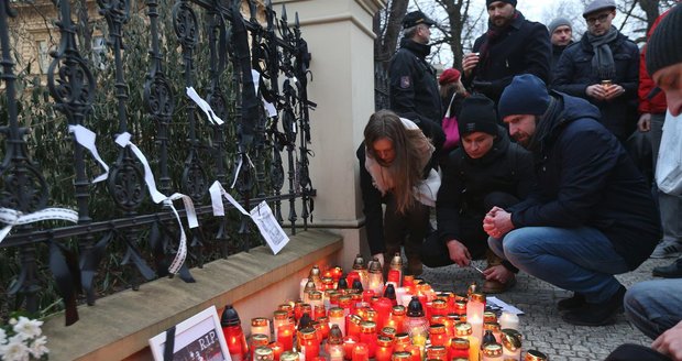 Před slovenskou ambasádu v Praze přišli lidé uctít památku zavražděného slovenského novináře a jeho přítelkyně.