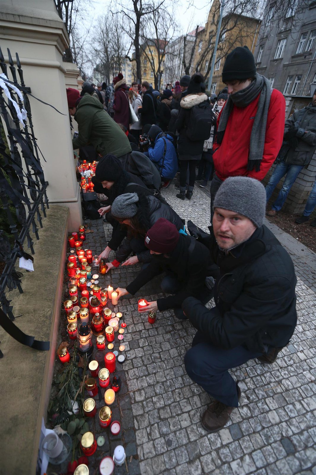 Před slovenskou ambasádu v Praze přišli lidé uctít památku zavražděného slovenského novináře a jeho přítelkyně.