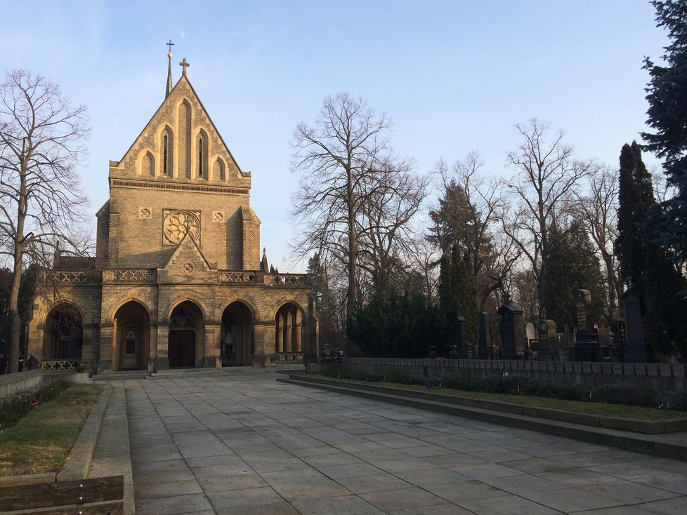 Poslední místo odpočinku Olgy Havlové je u severní zdi Kaple sv. Václava na Vinohradském hřbitově.(rok 2018)