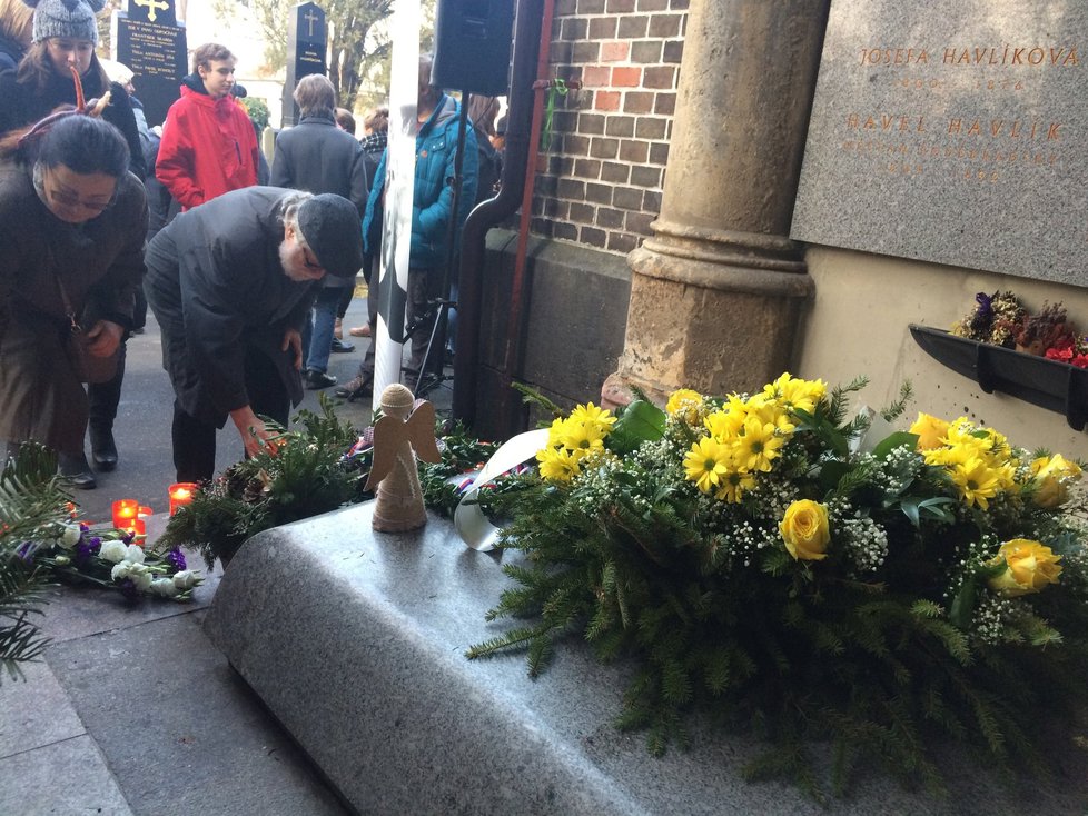 Lidé se scházeli u hrobky rodiny Havlů, aby se poklonili památce Olgy Havlové. Zemřela 27. ledna 1996. (rok 2018)