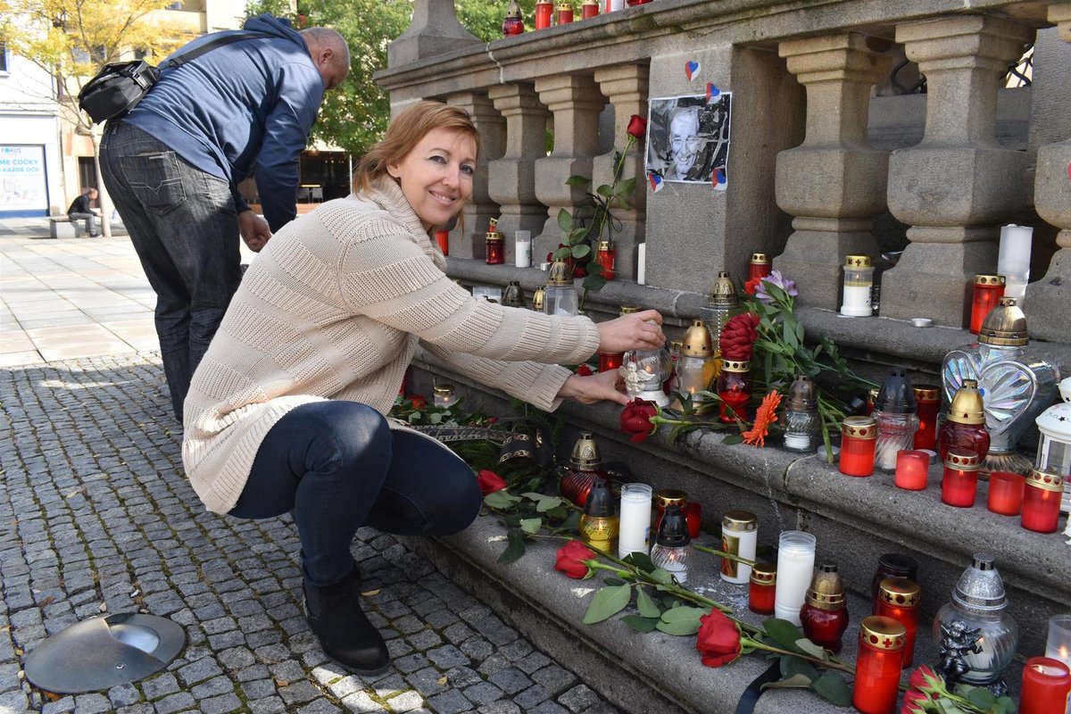 Dnešní pieta pro Karla Gotta na Masarykově náměstí v Ostravě