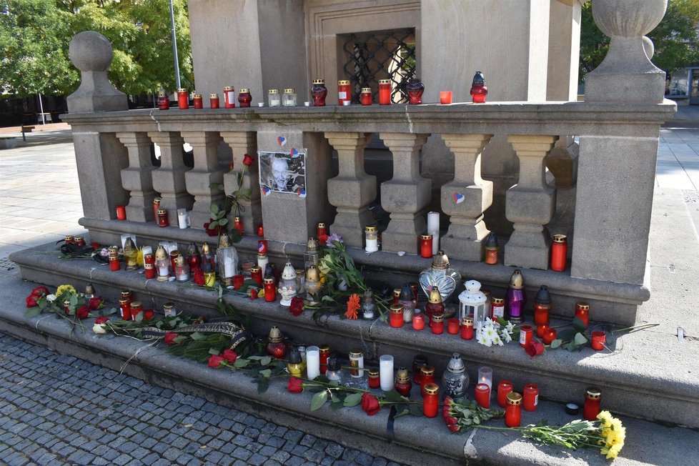 Dnešní pieta pro Karla Gotta na Masarykově náměstí v Ostravě