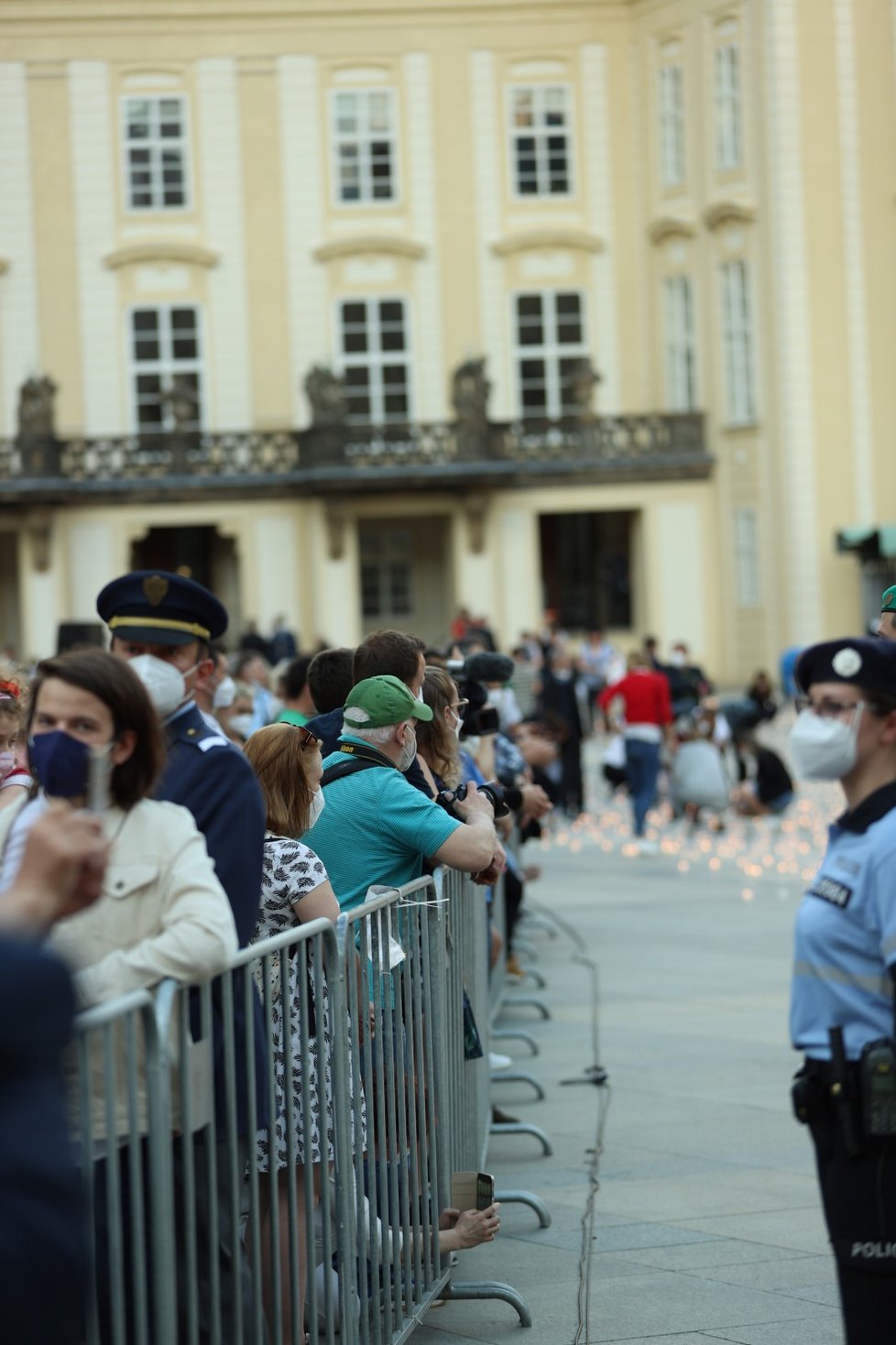 Při pietním aktu za oběti pandemie koronaviru bylo 10. května 2021 na nádvořích Pražského hradu zapáleno téměř 30 000 svíček.