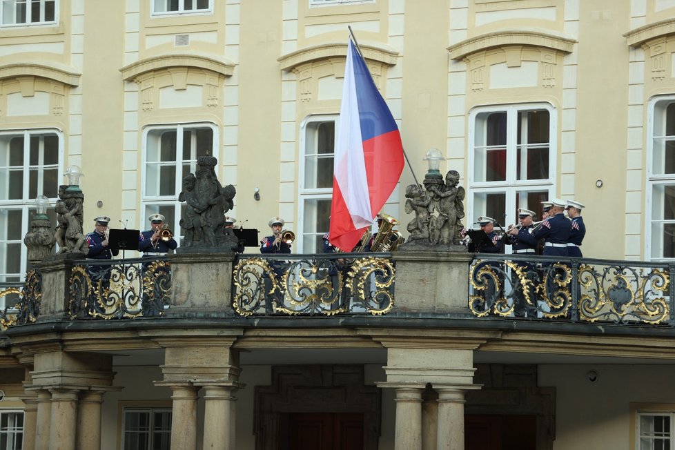 Při pietním aktu za oběti pandemie koronaviru bylo 10. května 2021 na nádvořích Pražského hradu zapáleno téměř 30 000 svíček.