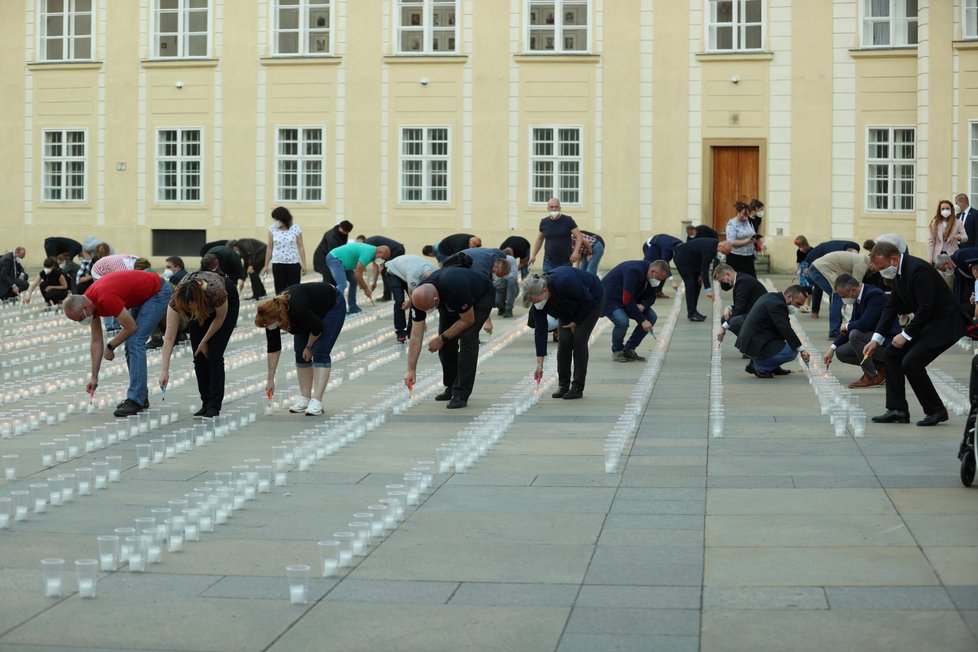 Při pietním aktu za oběti pandemie koronaviru bylo 10. května 2021 na nádvořích Pražského hradu zapáleno téměř 30 000 svíček.