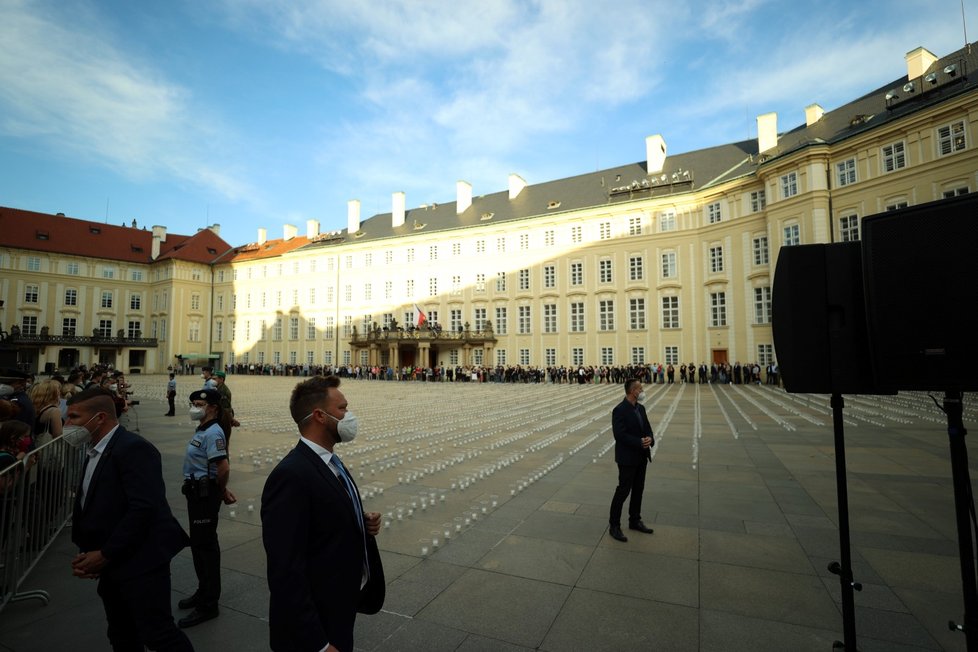 Při pietním aktu za oběti pandemie koronaviru bylo 10. května 2021 na nádvořích Pražského hradu zapáleno téměř 30 000 svíček.