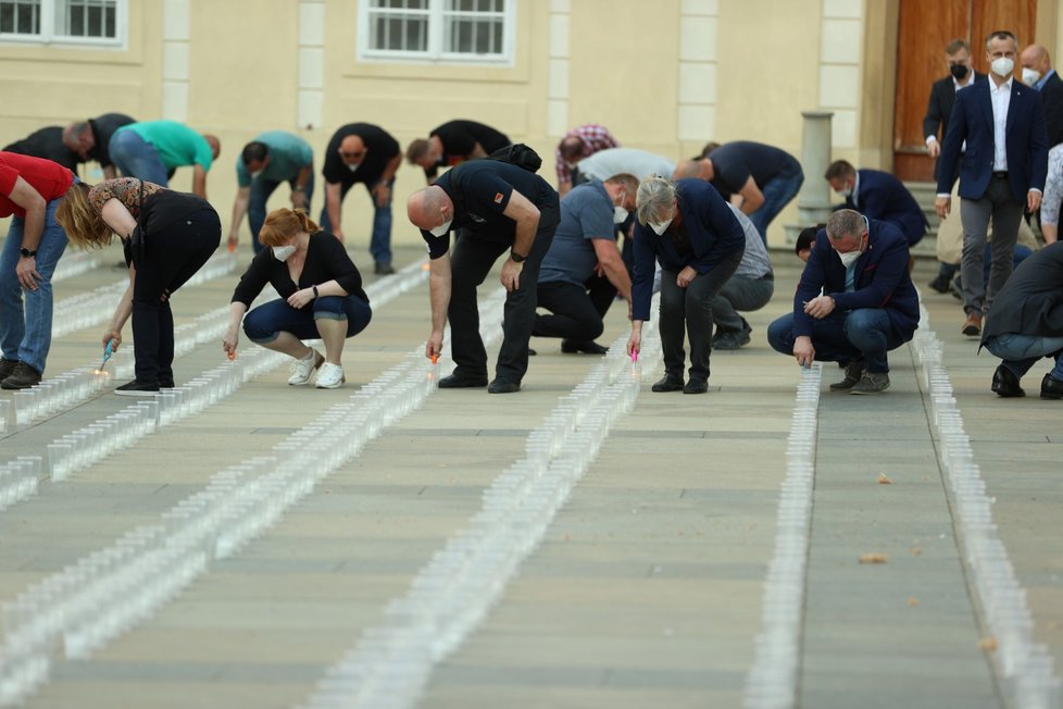 Při pietním aktu za oběti pandemie koronaviru bylo 10. května 2021 na nádvořích Pražského hradu zapáleno téměř 30 000 svíček.