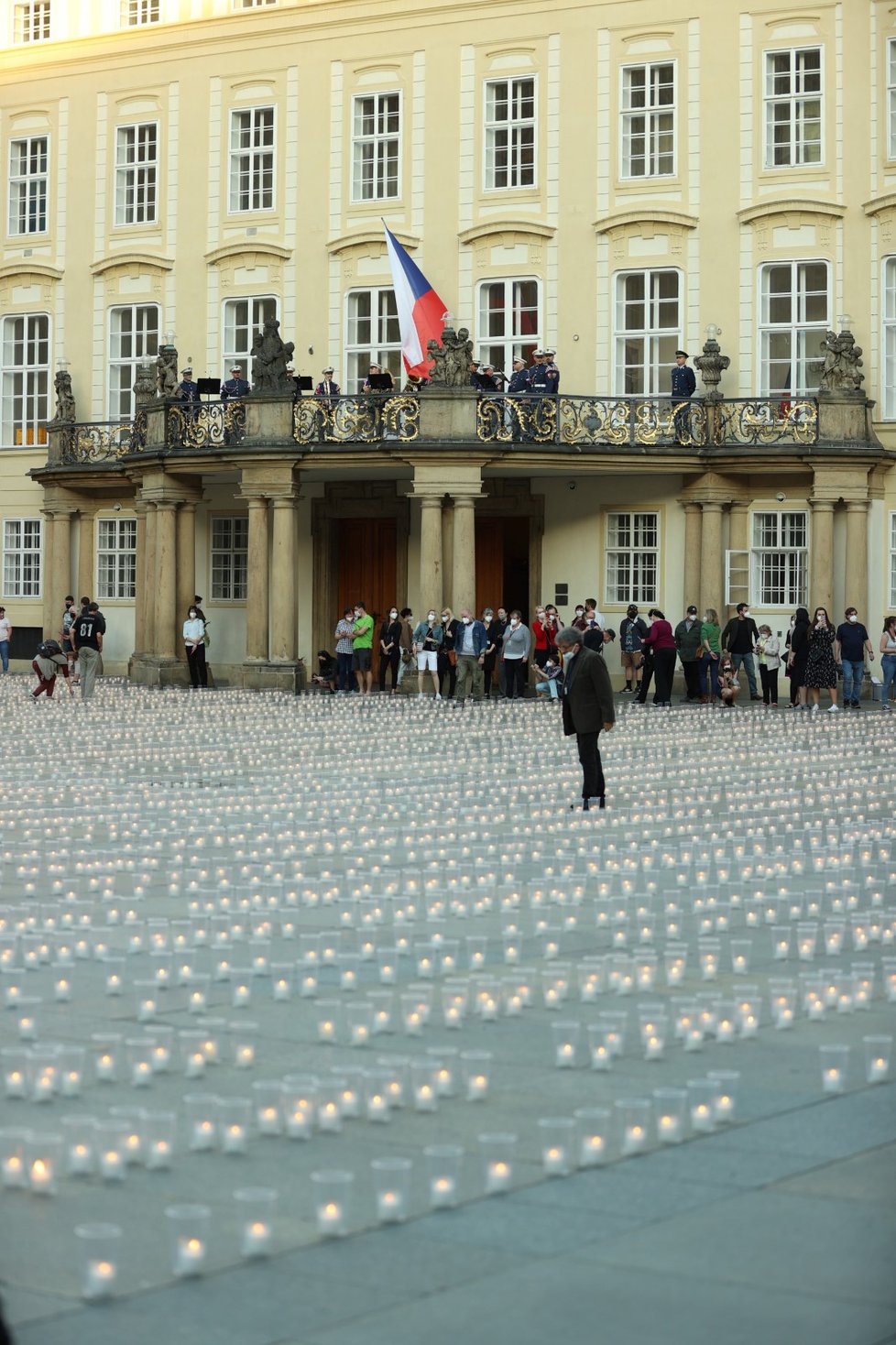 Při pietním aktu za oběti pandemie koronaviru bylo 10. května 2021 na nádvořích Pražského hradu zapáleno téměř 30 000 svíček.