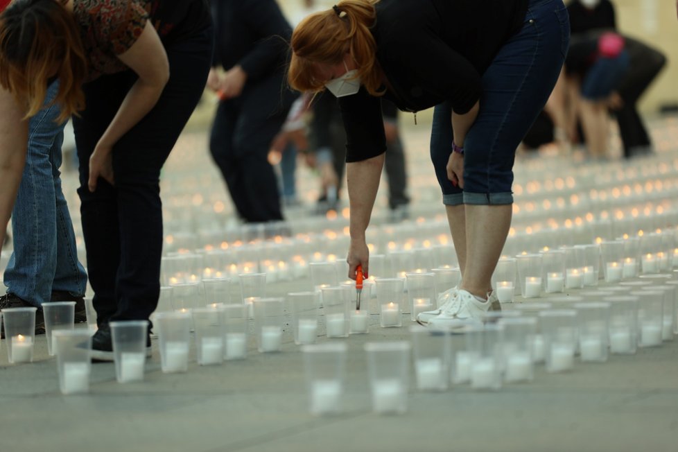 Při pietním aktu za oběti pandemie koronaviru bylo 10. května 2021 na nádvořích Pražského hradu zapáleno téměř 30 000 svíček.