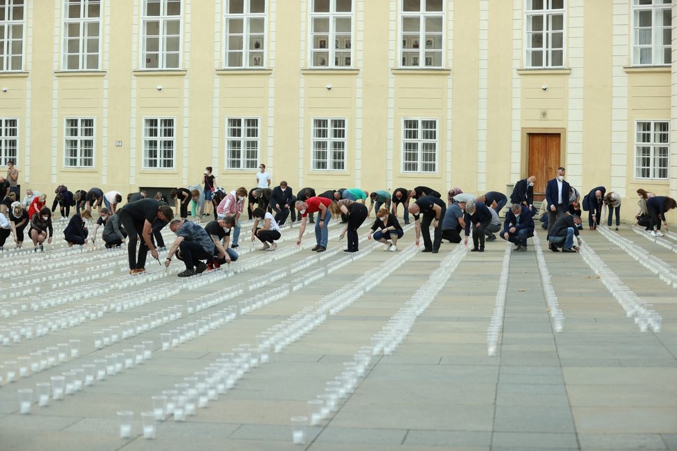 Při pietním aktu za oběti pandemie koronaviru bylo 10. května 2021 na nádvořích Pražského hradu zapáleno téměř 30 000 svíček.