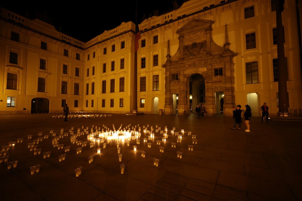Při pietním aktu za oběti pandemie koronaviru bylo 10. května 2021 na Pražském hradě zapáleno téměř 30 000 svíček.