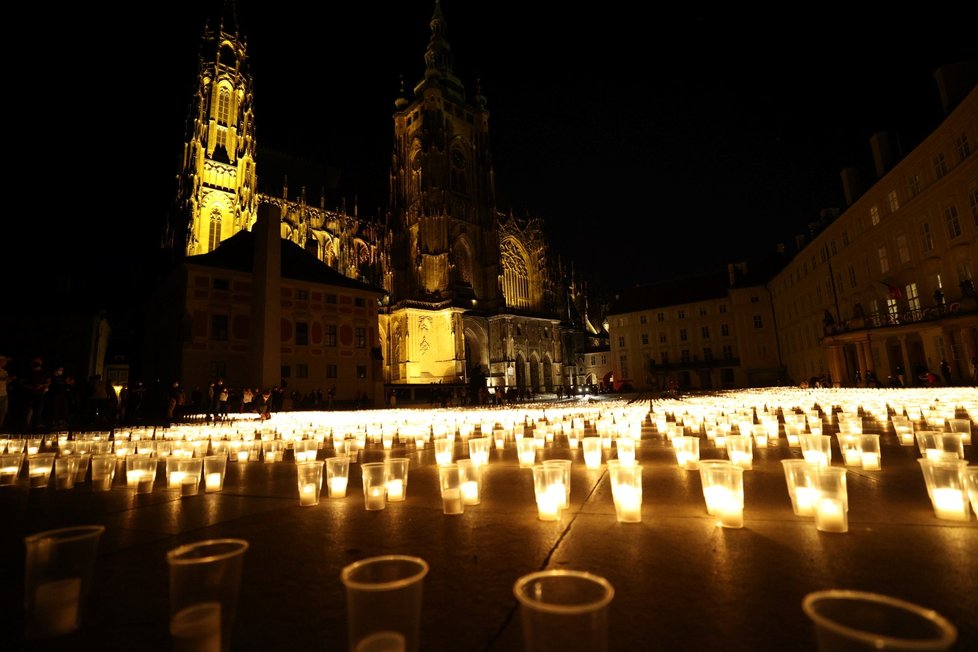 Při pietním aktu za oběti pandemie koronaviru bylo 10. května 2021 na Pražském hradě zapáleno téměř 30 000 svíček.