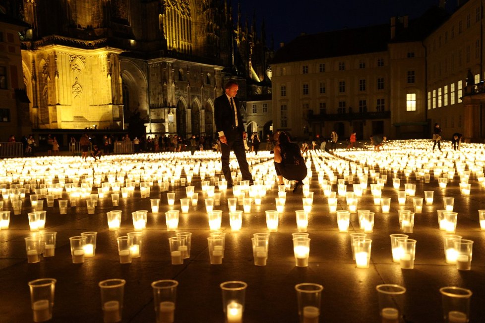 Při pietním aktu za oběti pandemie koronaviru bylo 10. května 2021 na Pražském hradě zapáleno téměř 30 000 svíček.